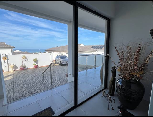 3 BEDROOM FREEHOLD FOR SALE IN JEFFREYS BAY CENTRAL